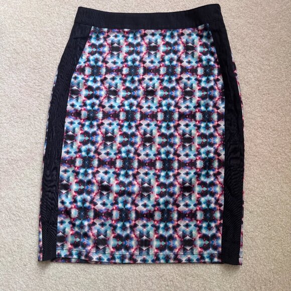 Elegant & Sexy Pencil Skirt with Dynamic Print - Picture 1 of 9